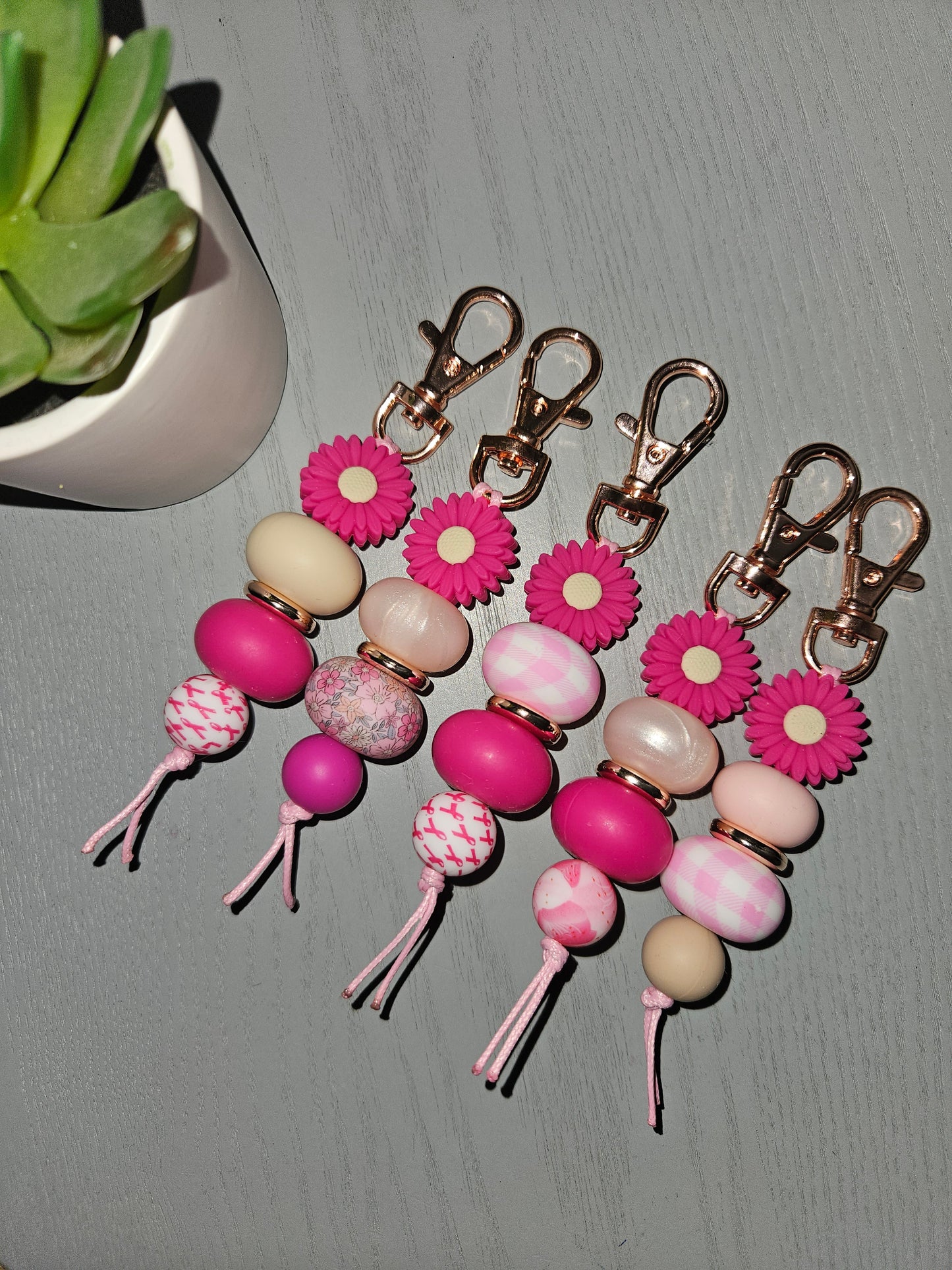 Hot Pink Daisies 5 Beaded Keyring